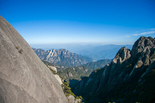 巍峨山峦壮丽风光