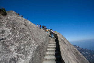 攀登陡峭石阶的徒步者