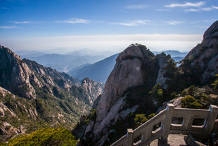 壮丽山景中的蜿蜒栈道