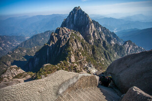 巍峨山峰壮丽景致
