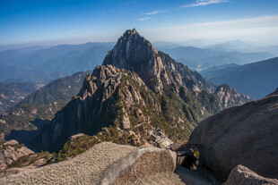 巍峨峻峭的壮丽山峰景观