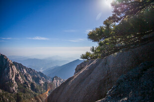 黄山美景 峭壁与松映蓝天