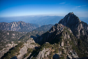 壮丽山景俯瞰图