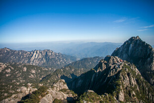 壮丽山景俯瞰图