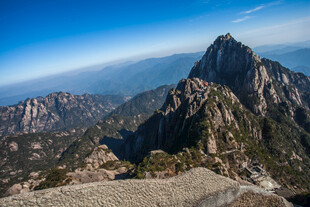 巍峨壮丽的高山景观