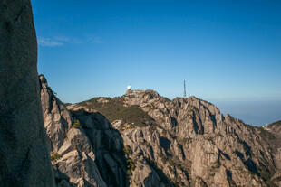 巍峨山峰 蓝天映衬壮丽景