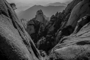 巍峨山峦岩石壮丽景观