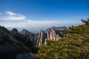 壮丽黄山奇峰与葱郁植被