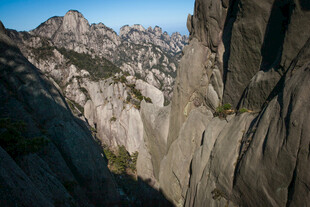 巍峨险峻的壮丽山景