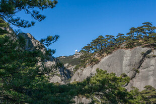 青山峭壁间的葱郁景致