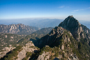 巍峨山峰壮丽景致