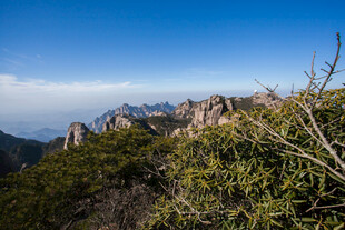 峻岭青山间的壮美风光