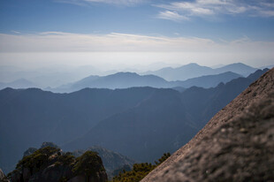 山巅远眺连绵山脉美景