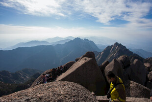 高山之巅的徒步者