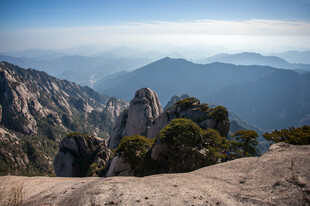 壮丽山景 远眺巍峨群山