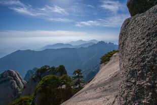 悬崖边的壮美山景