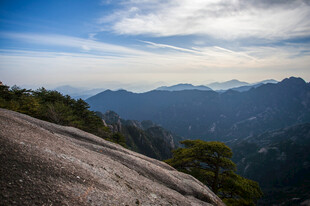 山巅远眺壮丽山川景色