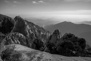 黑白视角下的壮丽山景