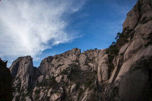 壮丽山景 蓝天白云相衬