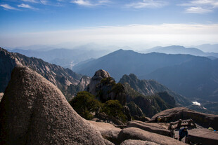 黄山壮美山景与攀登者