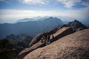 攀登者在壮丽山景中前行