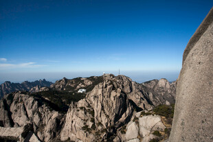 巍峨山峦 壮阔蓝天景致
