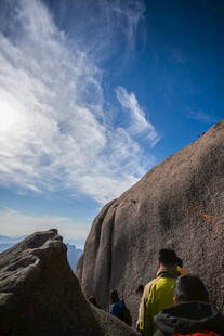 户外攀岩者身处巨石间