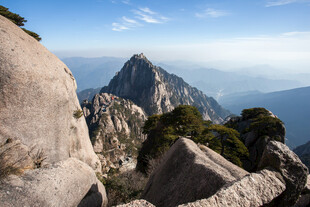 巍峨高山壮丽景致