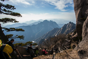 黄山美景 山间游客与壮丽风光