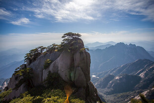 巍峨山峰顶的壮丽风光