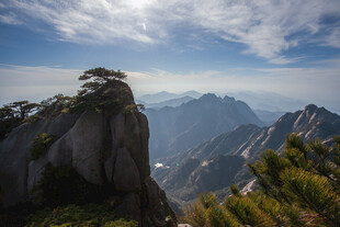 黄山奇峰云海壮丽风光
