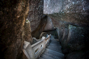 古老洞穴中的狭窄石阶