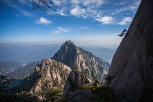 巍峨山峰与壮阔蓝天美景