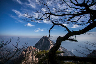巍峨山峰与蓝天云海
