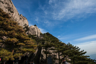 峻峭山峰与蓝天绿树