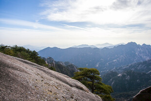 壮美山景 云雾缭绕的峰峦