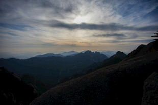 山巅之上的壮丽云海景观