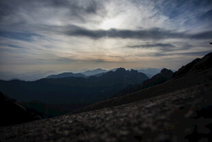 山间暮色中的壮丽云海景观