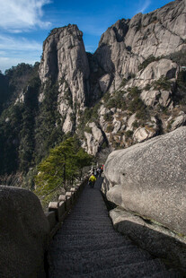 山间步道 领略壮美山色