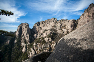 壮丽山景 岩石与蓝天相映