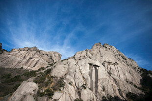 巍峨壮丽的山峰景观