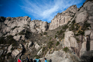 山间徒步者的壮丽风景