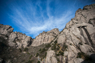 壮丽山景 蓝天映衬奇峰