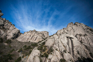 巍峨山峦映蓝天