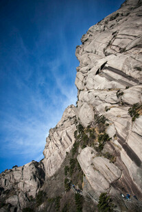 陡峭岩石山峰景观