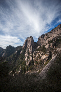 壮丽山峦与蓝天白云景观