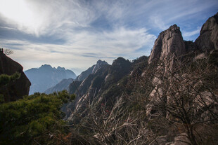 壮丽山景 云雾缭绕的奇峰