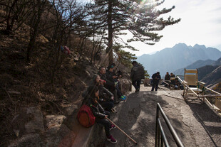 山间徒步队伍行进中