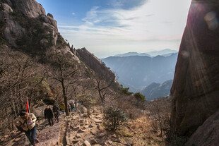 徒步者攀登壮丽山峦