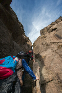 攀岩者挑战陡峭岩壁